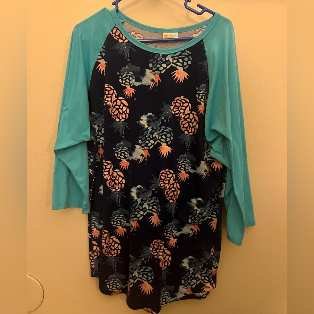LuLaRoe Woman’s 3/4 sleeve shirt
